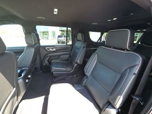 Used 2023 GMC Yukon XL SLT AWD/4WD image 10
