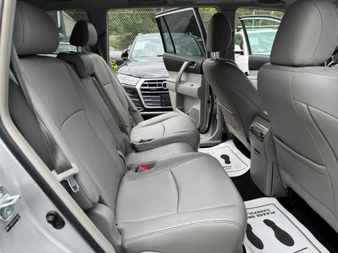 Used 2013 Toyota Highlander SE image 28