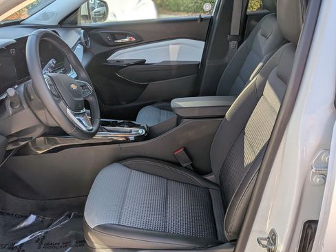 Used 2025 Chevrolet Trax LT w/ LT Convenience Package image 16