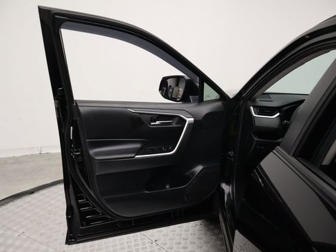 Certified 2020 Toyota RAV4 XLE w/ Convenience Package FWD image 16