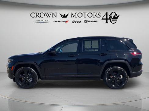 Used 2023 Jeep Grand Cherokee Limited w/ Black Appearance Package AWD/4WD image 8