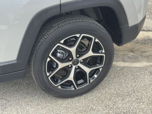 Used 2025 Jeep Compass Limited image 31