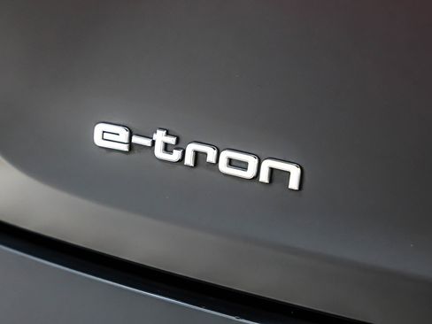 Used 2022 Audi e-tron Premium w/ Convenience Plus Package image 9