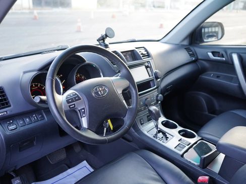 Used 2013 Toyota Highlander Plus FWD image 8