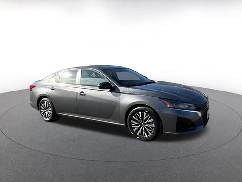 Used 2025 Nissan Altima 2.5 SV FWD image 2