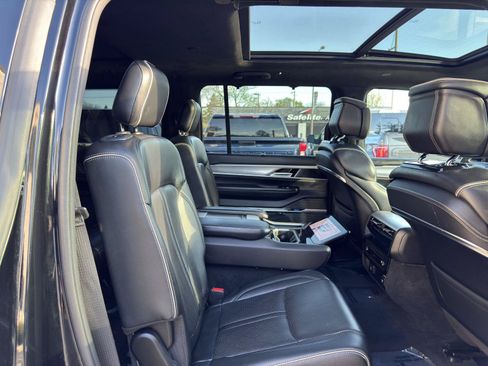 Used 2023 Jeep Grand Wagoneer Series II AWD/4WD image 40
