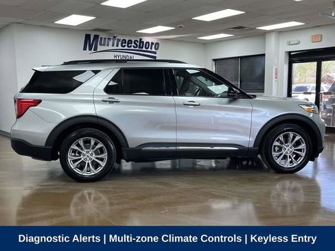 Used 2024 Ford Explorer XLT w/ Equipment Group 202A RWD image 4