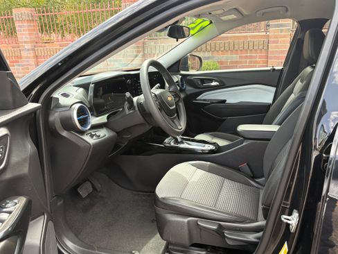 Used 2025 Chevrolet Trax LT FWD image 6