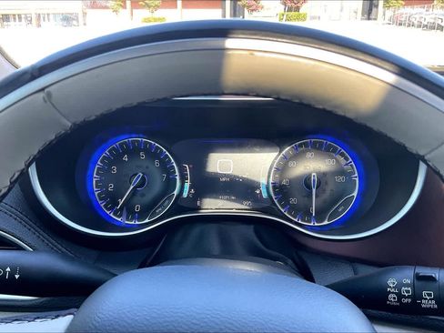 Used 2017 Chrysler Pacifica Limited FWD image 16