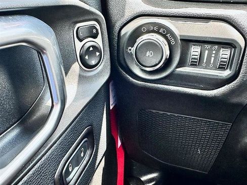 Used 2019 Jeep Wrangler Unlimited Sahara AWD/4WD image 18