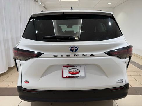 Certified 2024 Toyota Sienna XLE image 4