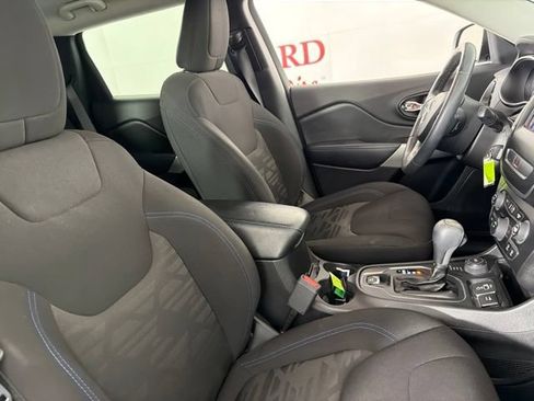 Used 2020 Jeep Cherokee Latitude AWD/4WD image 16