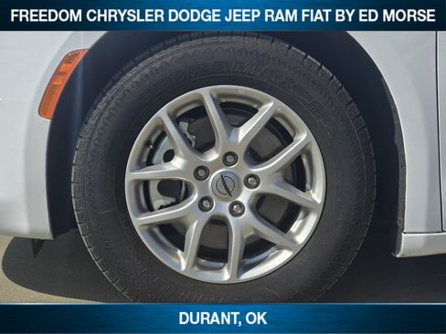 Used 2023 Chrysler Voyager LX image 8