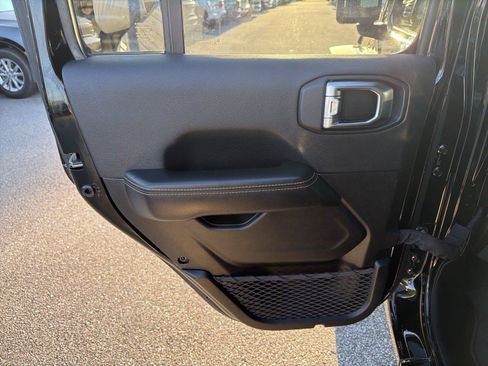Used 2025 Jeep Wrangler Unlimited Sahara AWD/4WD image 20
