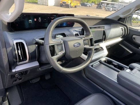 Used 2025 Ford Expedition Max Active AWD/4WD image 13