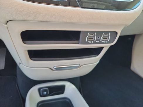 Used 2024 Chrysler Pacifica Limited FWD image 25