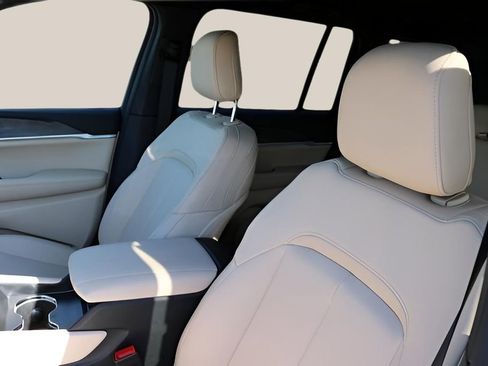 New 2026 Jeep Grand Cherokee Limited RWD image 11