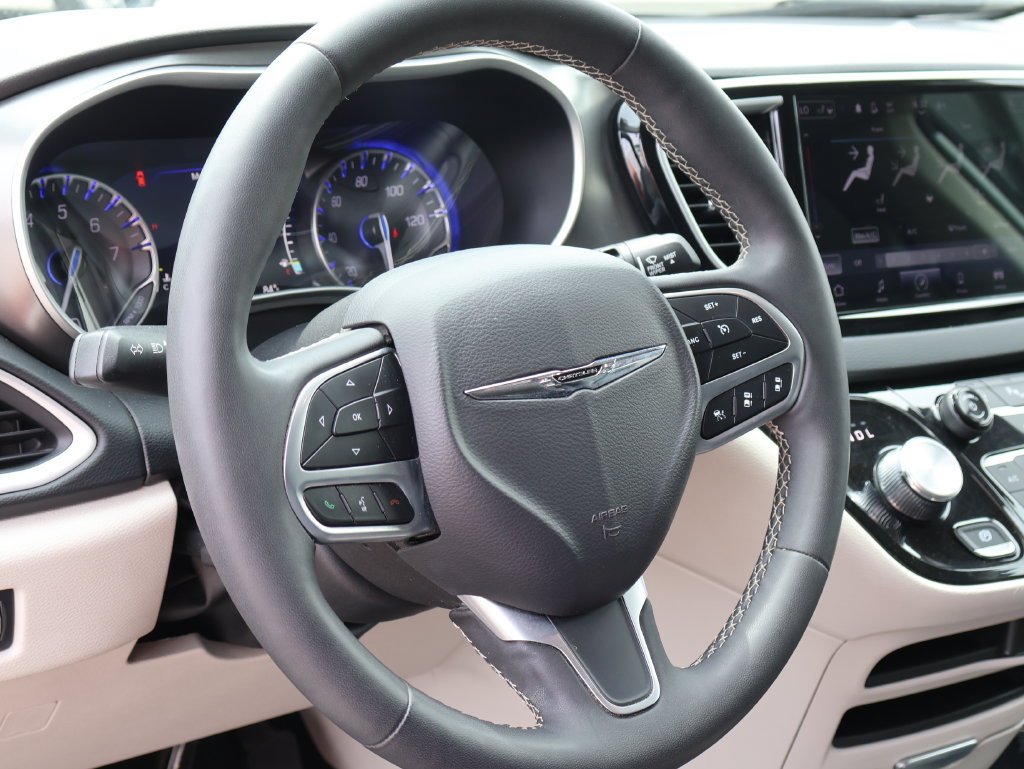 Used 2024 Chrysler Pacifica Touring-L FWD image 23