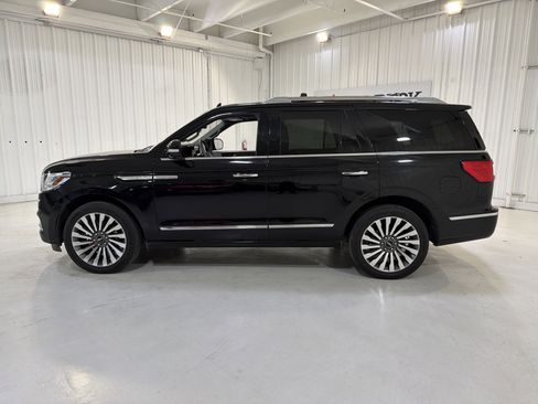 Used 2019 Lincoln Navigator Reserve image 2