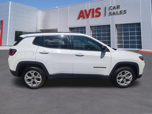 Used 2025 Jeep Compass Latitude w/ Sun & Sound Group AWD/4WD image 5