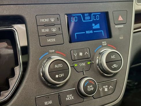 Used 2020 Toyota Sienna Limited Premium FWD image 16