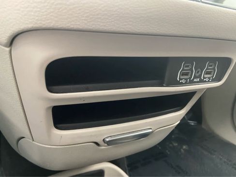Used 2024 Chrysler Pacifica Touring-L FWD image 35