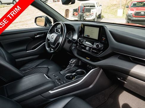 Used 2023 Toyota Highlander XSE FWD image 11