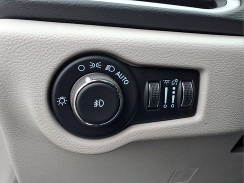 Used 2024 Chrysler Pacifica Touring-L FWD image 17
