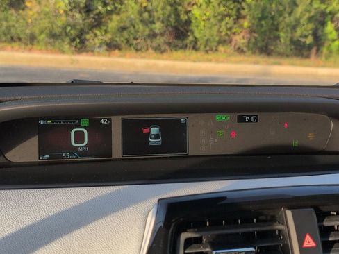 Used 2022 Toyota Prius L Eco image 18