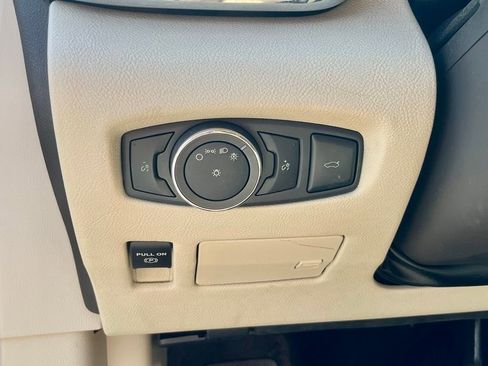 Used 2017 Lincoln Continental Select w/ Climate Package AWD/4WD image 18
