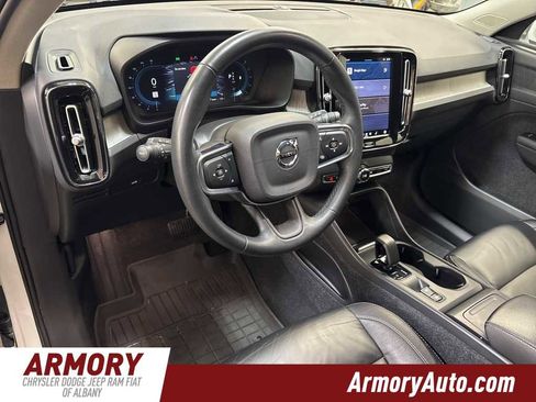 Used 2023 Volvo XC40 B5 Core w/ Convenience Package image 10