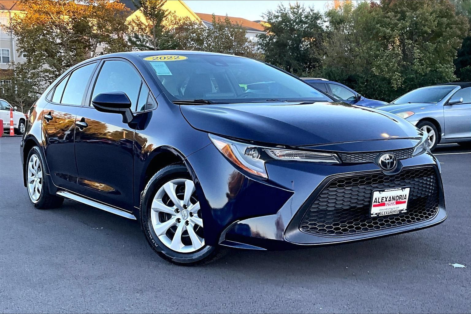 Used 2022 Toyota Corolla LE FWD image 2