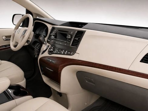 Used 2013 Toyota Sienna XLE FWD image 17