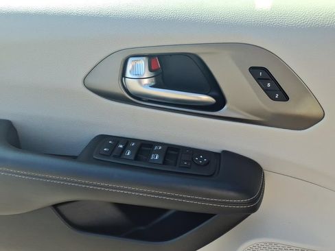 Used 2023 Chrysler Pacifica Touring-L FWD image 12
