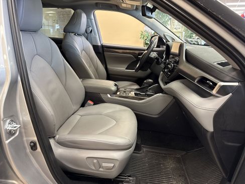 Used 2023 Toyota Highlander Limited image 17