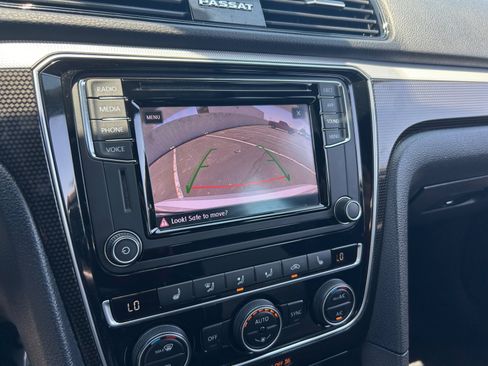 Used 2018 Volkswagen Passat GT FWD image 27