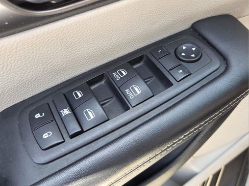 Used 2023 Chrysler Pacifica Touring-L FWD image 31