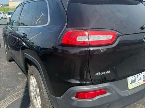 Used 2017 Jeep Cherokee Latitude w/ Cold Weather Group AWD/4WD image 5