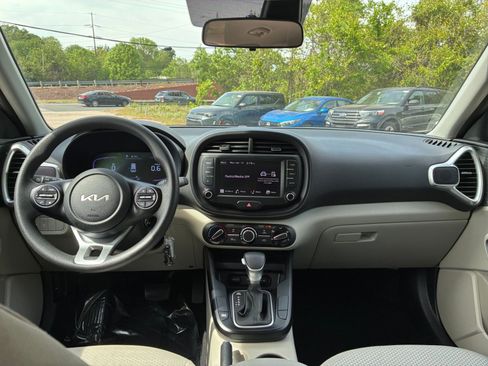 Used 2025 Kia Soul LX w/ LX Technology Package FWD image 30