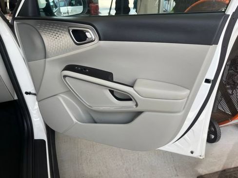 Used 2023 Kia Soul LX FWD image 18