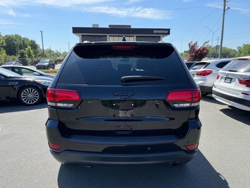 Used 2019 Jeep Grand Cherokee Laredo image 5