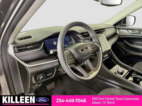 Used 2023 Jeep Grand Cherokee Laredo AWD/4WD image 11