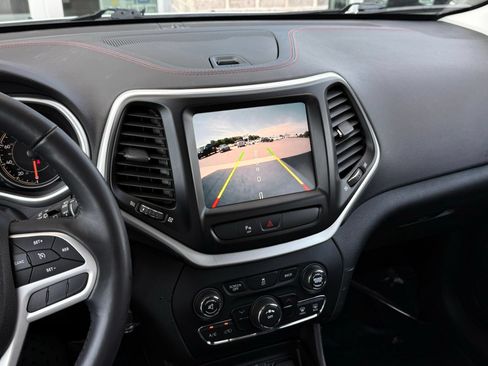 Used 2017 Jeep Cherokee Trailhawk AWD/4WD image 35