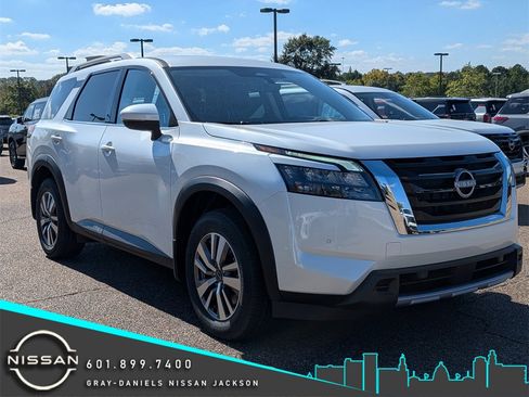 New 2025 Nissan Pathfinder SL image 1