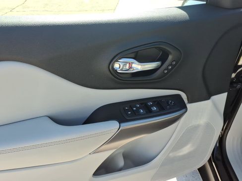 Used 2022 Jeep Cherokee Limited image 13