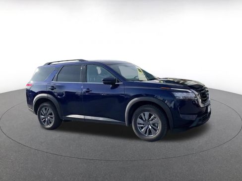 Used 2025 Nissan Pathfinder SV image 2