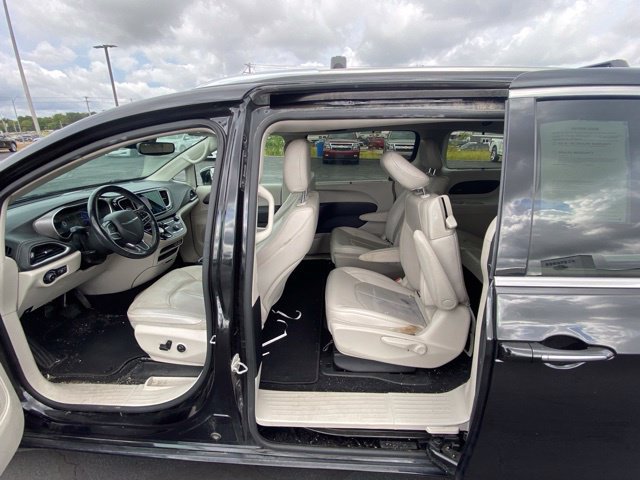 Used 2021 Chrysler Pacifica Touring-L FWD image 13