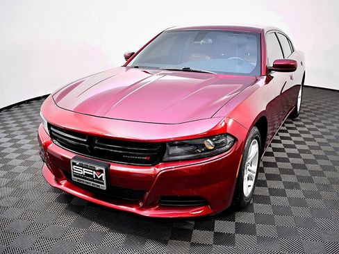 Used 2018 Dodge Charger SXT image 2