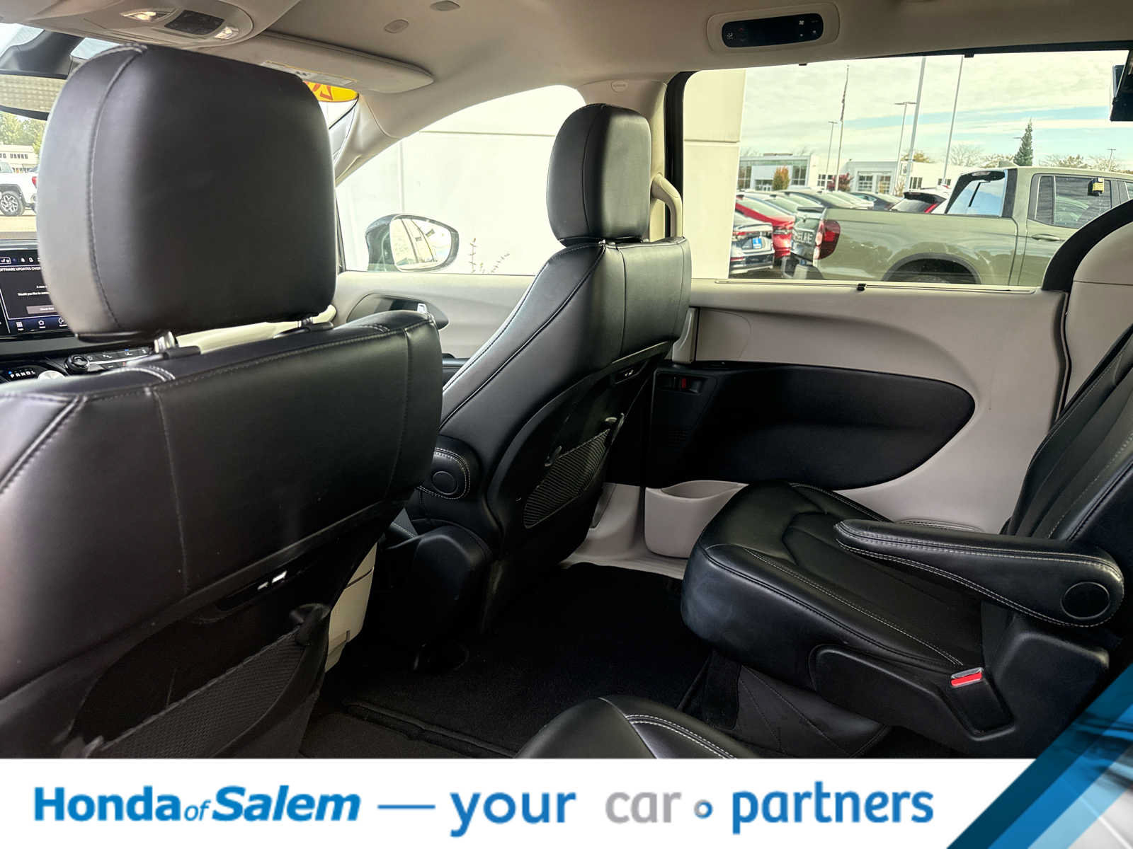 Used 2024 Chrysler Pacifica Touring-L FWD image 12