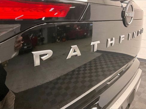 Certified 2025 Nissan Pathfinder SL image 27